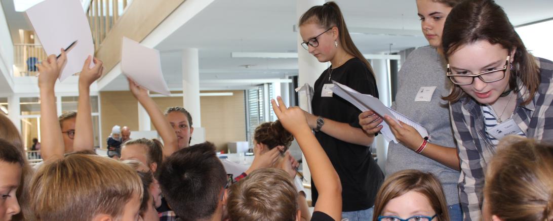 Die Tutorinnen hatten alle Hände voll zu tun, die Fragen der Fünftklässler zu klären und jede Schülergruppe mit dem Material für die Schulhausrallye auszustatten.