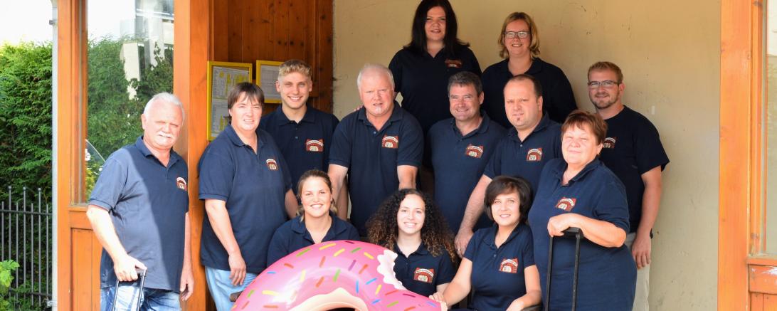 Das Bild zeigt die Theatergruppe Riesrandstadl