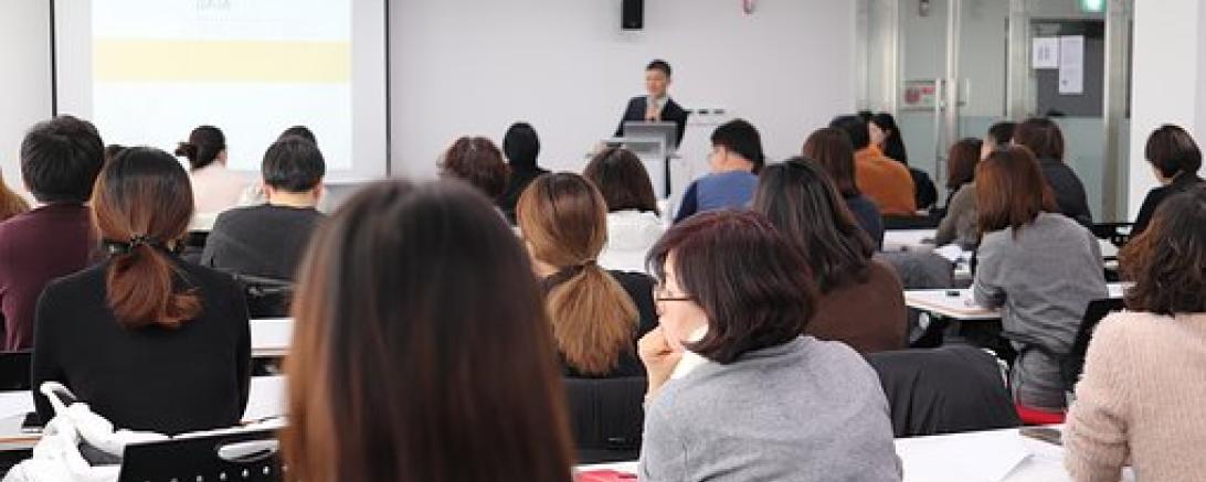 Das Bild zeigt einen Workshop zum sicherer Betrieb von Robotern in der Zusammenarbeit mit Menschen