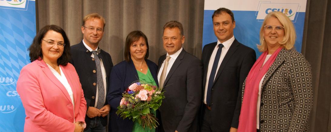 Am vergangenen Donnerstagabend nominierte die CSU Mertingen ihren Bürgermeisterkandidaten für die Wahl im März 2020. Auf dem Bild zu sehen: Christine Riepold, MdL Wolfgang Fackler, Anita Reiner, Bürgermeisterkandidat Albert Reiner, Daniel Petrasch und Hildegard Bauer. 