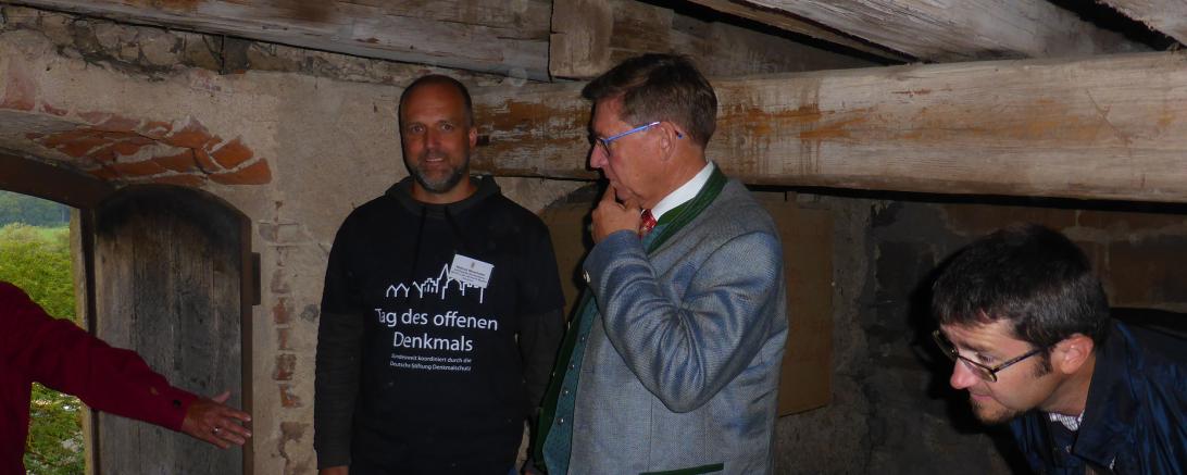 prominenter Gast Landrat Stefan Rößle wird von Kirchenführer Matthias Meierhuber durch „geheime Welten“ geführt