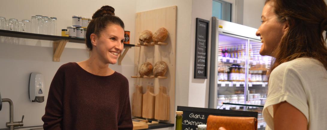 Das Bild zeigt Theresa Wizinger beim Einkauf im Unverpackt-Laden. 