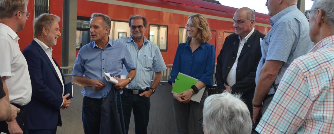 Vertreter von VdK, Bahn und Politik diskutieren beim Ortstermin am Donauwörther Bahnhof. 
