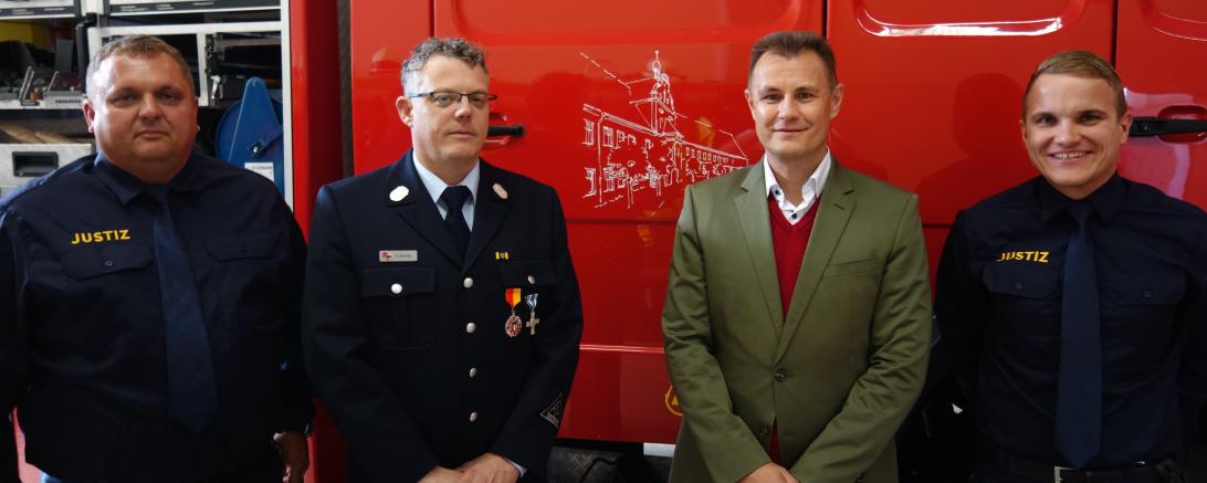 Auf dem Bild zu sehen sind: Markus Späth (1. Kommandant der Werkfeuerwehr), Oliver Stutzky (Feuerwehrgeistlicher), Roland Retzbach (Anstaltsleiter der JVA Niederschönenfeld), Martin Zinsmeister (2. Kommandant der Werkfeuerwehr). 