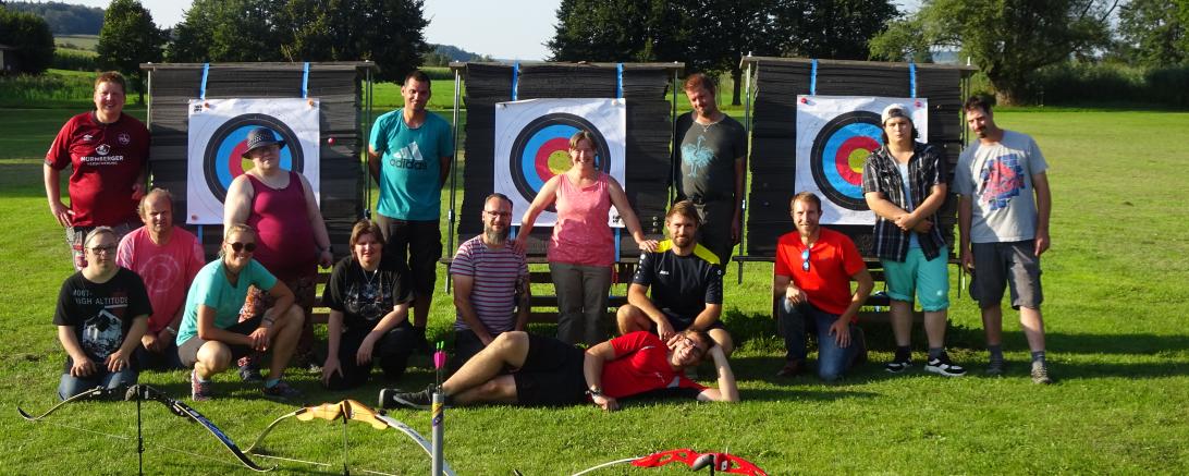Zum ersten Mal Bogenschießen: Zwölf Teilnehmer freuten sich über das neue Angebot des Ferienprogramms der Offenen Hilfen in Oettingen.