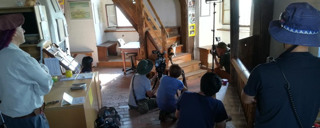 Auf dem Bild: Turmkatze „Wendelstein“ mit Mitsuaki Iwago (grüne Schildmütze) bei den Dreharbeiten