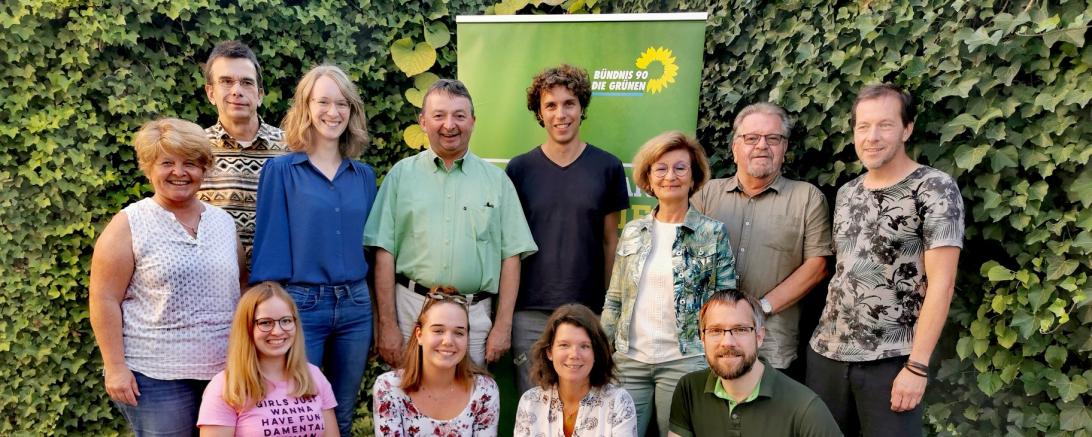 Auf dem Bild zu sehen: 1. Reihe v.l.n.r. Franziska Schweikert, Katja Baur, Andrea Eireiner, Thomas Krepkowski 2. Reihe v.l.n.r. Sigrun Wagner, Werner Waimann, Eva Lettenbauer, Werner Waimann, Nico Ach, Ursula Kneißl-Eder, Heinz Amolsch, Reinhard Neff. 