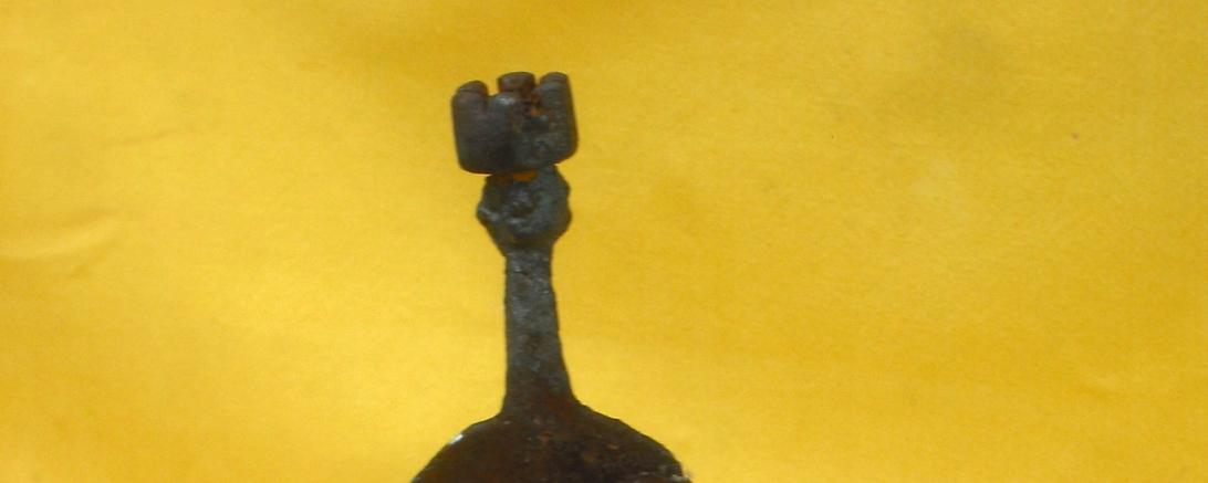 : David - einmal nicht mir der Harfe sondern mit dem Schwert: Die Proben an „König David“ haben den Künstler und Mitsänger Jörg Kicherer zu einer Miniatur-Skulptur inspiriert. 