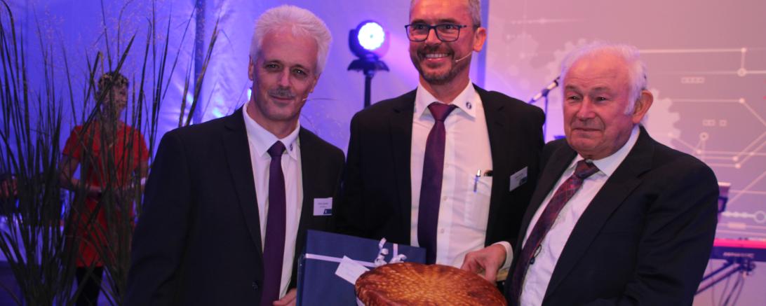 Dr. Günther Beckstein (rechts) bekam von den Geschäftsführern Georg Jaumann (links) und Rainer Hertle eine Rieser Bauerntorte geschenkt.