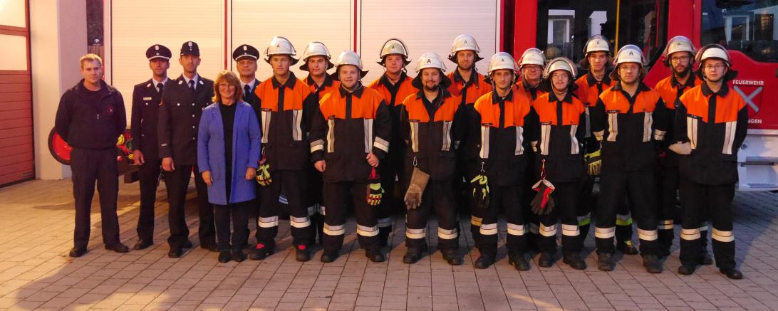 Vierzehn Männer der Oettinger Feuerwehr traten vor dem Feuerwehrhaus erfolgreich zur Leistungsprüfung "Die Gruppe im Hilfeleistungseinsatz" an.