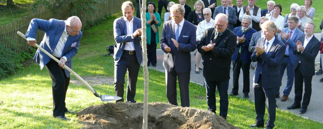 Symbolisch wurde am vergangenen Freitagabend ein Baum gepflanzt. Auf dem Bild zu sehen von links: Dehner Senior-Chef Albert Weber, Geschäftsführer Dehner Georg Weber, Staatssekretär a.D. Georg Schmid, Präsident Bayerischer Gärtner-Verband Roland Albert und Bürgermeister Gerhard Martin. 