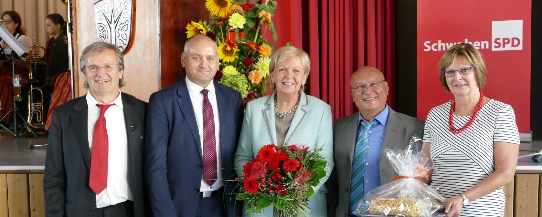 Am vergangenen Sonntag feierte die SPD Asbach-Bäumenheim mit einem Fest ihr 100-jähriges Bestehen. Festrednerin war die ehemalige Ministerpräsidentin Hannelore Kraft. Auf dem Bild zu sehen: Ortsvorsitzender Christian Scholz, 1. Bürgermeister Martin Paninka, Ministerpräsidentin a.D. Hannelore Kraft, stellvertretender Ortsvorsitzender Bruno Schönherr und Kassiererin Sieglinde Schönherr. 