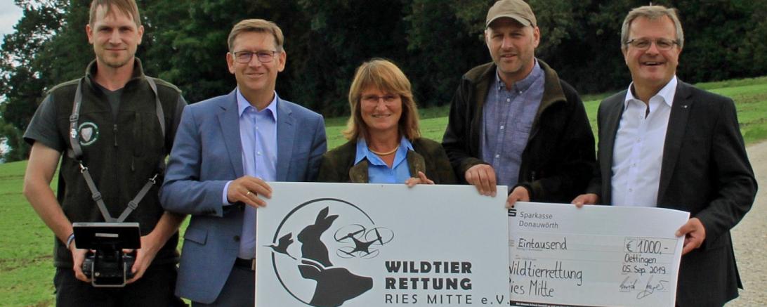 Unser Bild zeigt bei der Spendenübergabe von links den Vorsitzenden des Vereins Wildtierrettung Ries-Mitte, Lukas Zuber, Landrat Stefan Rößle, Bürgermeisterin Petra Wagner, Martin Gruber und Erich Meyer, stellvertretendes Vorstandsmitglied der Sparkasse Donauwörth.