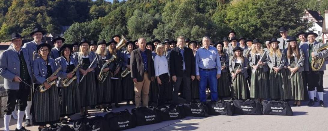 Das Bild zeigt die Musiker der Stadtkapelle Harburg zusammen mit den Spendern im Vordergrund. Die Spender von links nach rechts: Josef Behringer, Silke Leimer als Vertretung für die Steuerkanzlei Seiler & Kollegen, Martin Kilian vom Hotel-Restaurant Straussen und Christoph Schröppel vom Gasthaus „Zum Goldenen Lamm“ Harburg. Ebenfalls Spender war die Firma HPC AG Harburg.