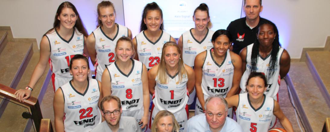 Hintere Reihe v.l.: Luisa Geiselsöder, Heta Äijänen, Mona Berlitz, Julia Förner und Coach Ajtony Imreh. Mittlere Reihe v.l.: Laura Geiselsöder, Stephanie Sachnovski, Leslie Vorpahl, Chelsea Jennings und Danielle McCray. Vordere Reihe von links: die Gastgeber Friedrich, Martina und Ulrich Gerlinger sowie Magaly Meynadier