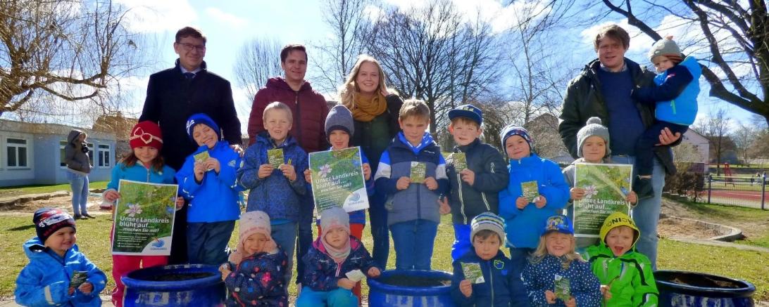 Landrat Stefan Rößle im Kindergarten Mertingen bei der diesjährigen Aktion „Unser Landkreis blüht auf“.