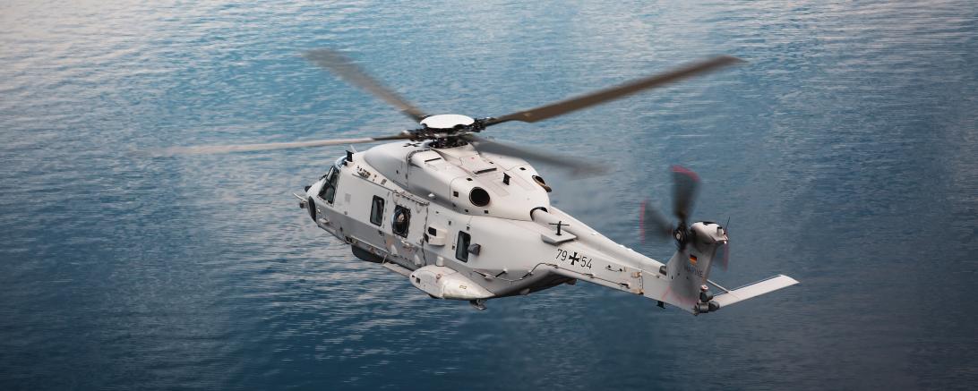 Das Bild zeigt den ersten NH90 Sea Lion von Airbus Helicopters.