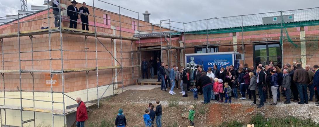 In Schäfstall wurde der Hebauf für das neue Dorfgemeinschafts- und Feuerwehrhaus gefeiert