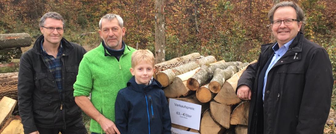 Oberbürgermeister Armin Neudert, Gewinner Markus Schwefel und Sohn Jakob, Stadtförster Michael Fürst.