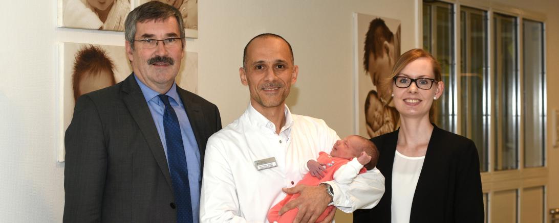 Chefarzt Kiriakos Savvidis hat am 1. Oktober seinen Dienst im Nördlinger Stiftungskrankenhaus angetreten. Der Vorstandschef der Donau-Ries Kliniken, Jürgen Busse, und die Nördlinger Betriebsdirektorin Sandra Frey empfingen den 44-jährigen Gynäkologen. 