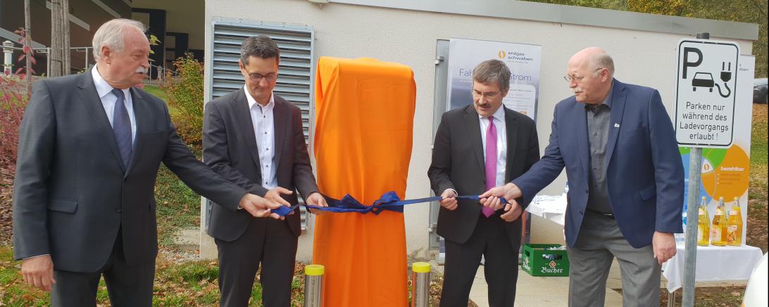 Am vergangenen Donnerstag wurde eine neue Elektroladestation in Betrieb genommen. Auf dem Bild zu sehen: Oberbürgermeister Hermann Faul, Geschäftsführer Erdgas Schwaben, Markus Last, Jürgen Busse, Vorstandsvorsitzender gKU und stellvertretender Landrat Reinhold Bittner. 