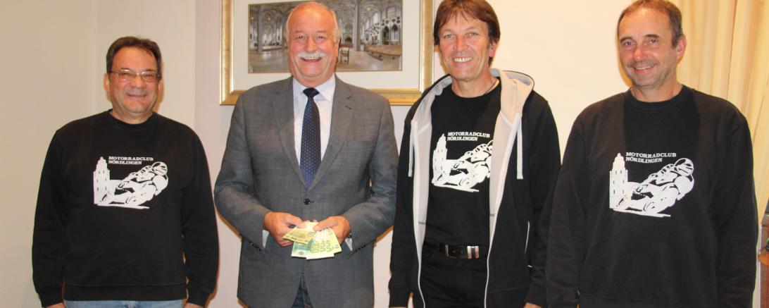 Vorstände des Motorradclubs bei der Übergabe mit dem Oberbürgermeister