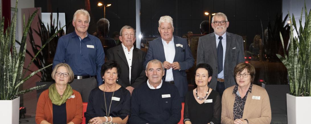 Das Bild zeigt acht Mitarbeiter die seit vier Jahrzehnten für das Monheimer Unternehmen Hama tätig sind