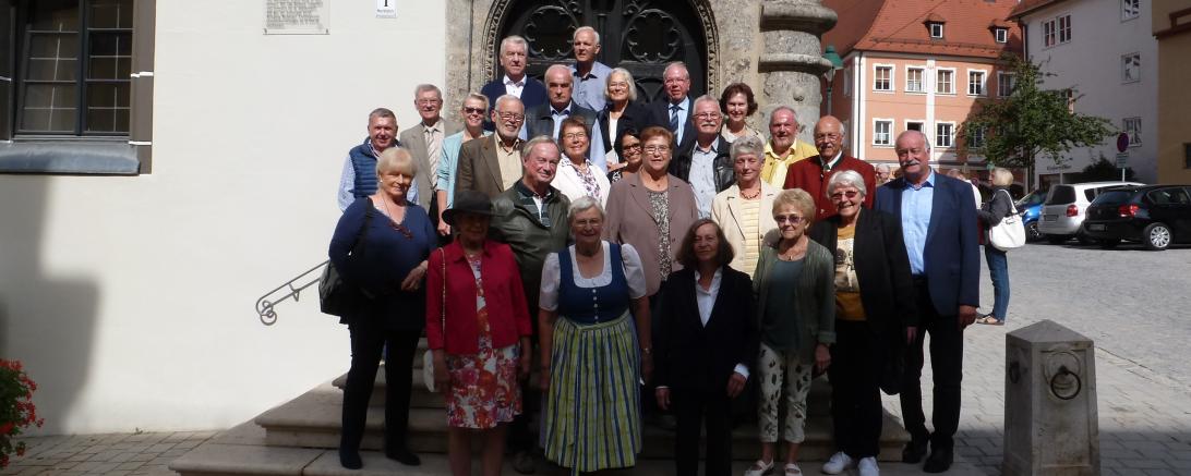 Das Bild zeigt die Jubilare vorm Rathaus