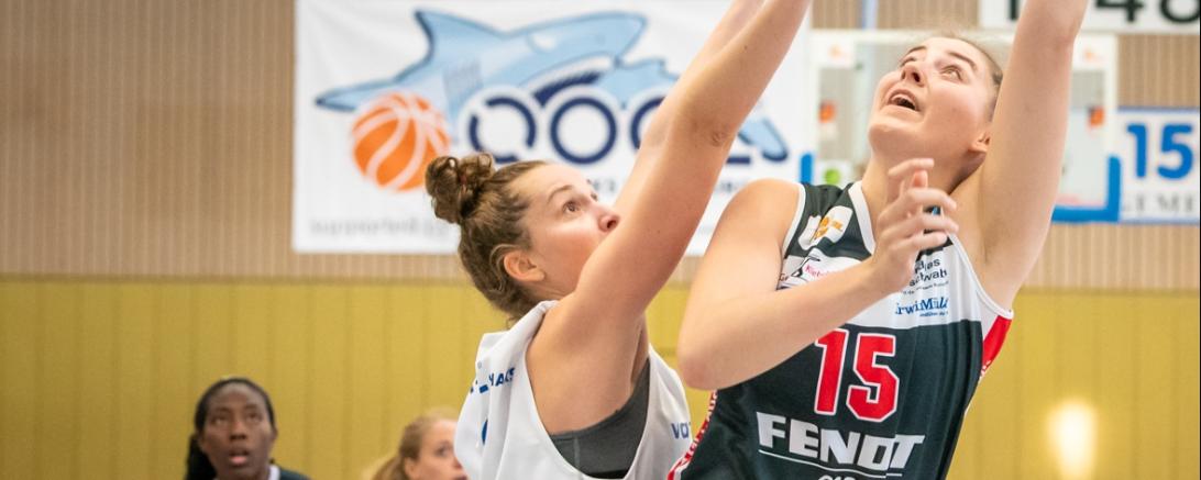 Das Bild zeigt XCYDE-Angels Luisa Geiselsöder hier mit ihrem Brot-und-Butter-Wurf, dem Hook-Shot mit der linken Hand. Die 19-Jährige spielt bislang offensiv eine überragende Saison.