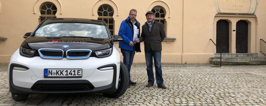 Klaus Engelhardt und Horst Hien mit dem BMW i3