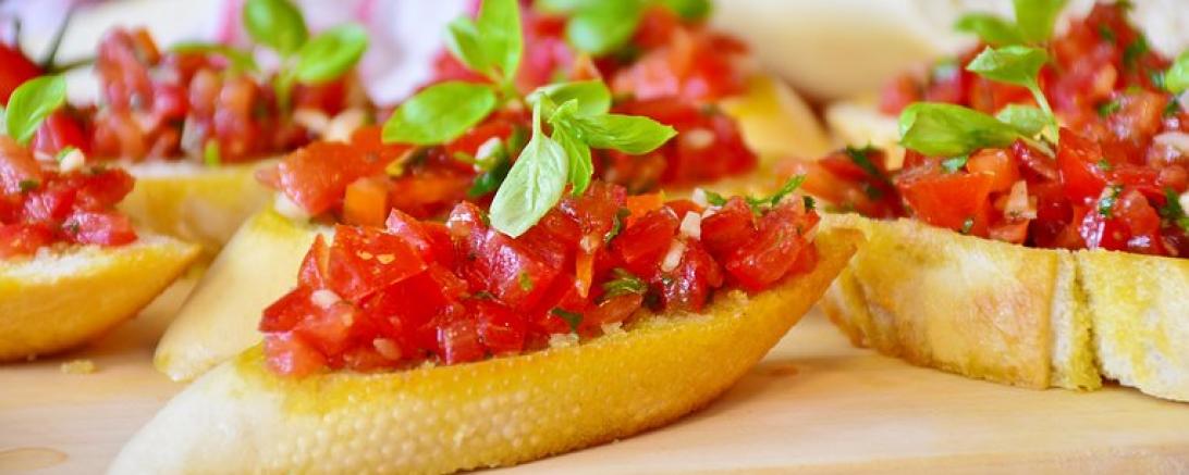 Das Bild zeigt belegte Brötchen