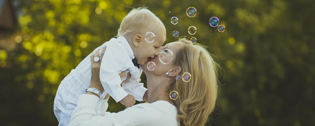 Das Bild zeigt ein Baby mit seiner Mutter