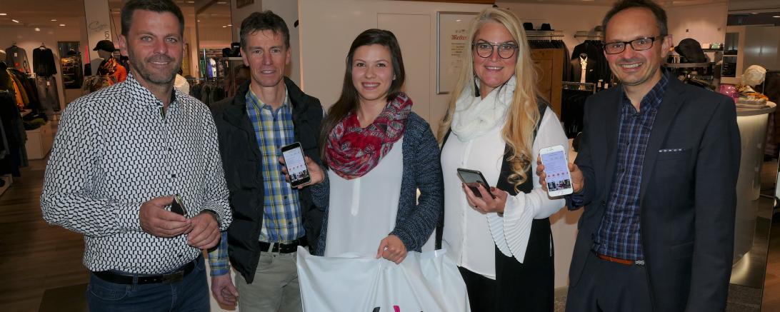 Die Beteiligten freuen sich über den neuen Schritt in Richtung Digitalisierung (v. l. n. r.): Wirtschaftsreferent und StR Hans-Ludwig Held, Gewerbeverbandsvorsitzender Klaus Fischer, die neue Bloggerin Eva Hasmüller, Vertreterin des Einzelhandels Anja Fischer-Mayer und Bürgermeister Dr. Martin Drexler.
