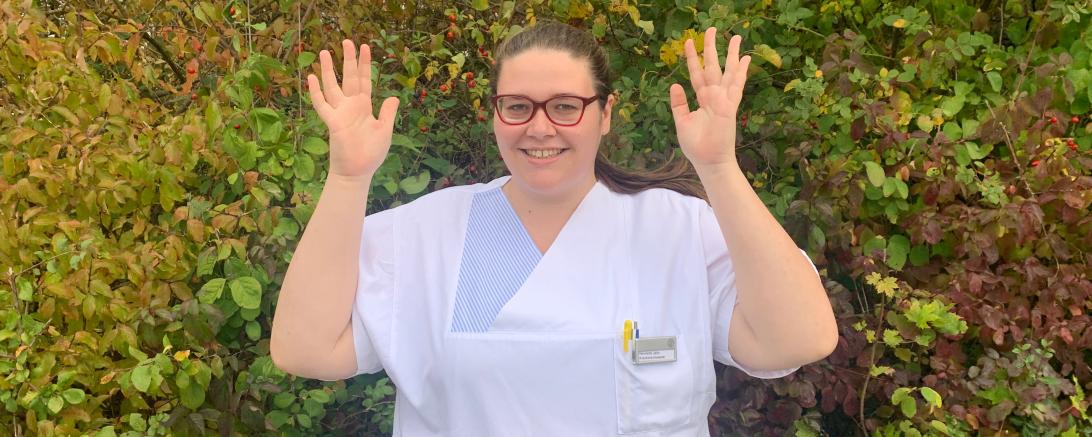 Das Bild zeigt Henriette Jahn, die "danke" in Gebärdensprache übersetzt