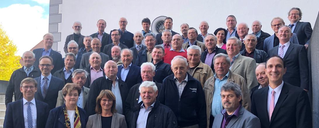 Das Bild zeigt die geehrten Feldgeschworenen zusammen mit Landrat Stefan Rößle.