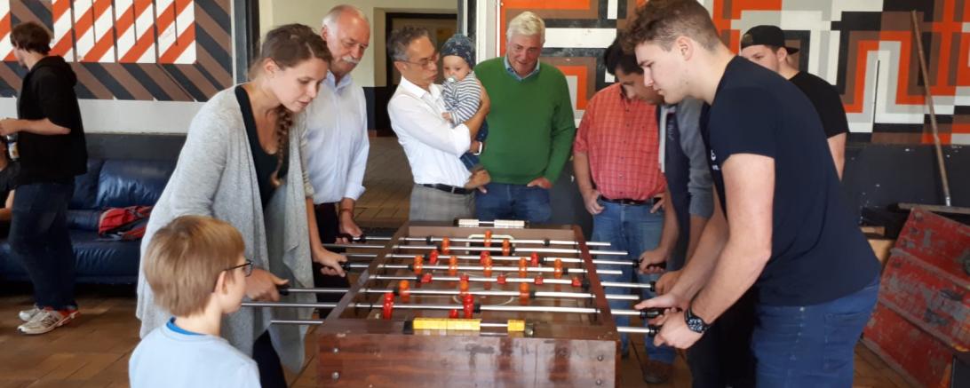 Das Bild zeigt das Tischkickerturnier im Jugendzentrum Nördlingen