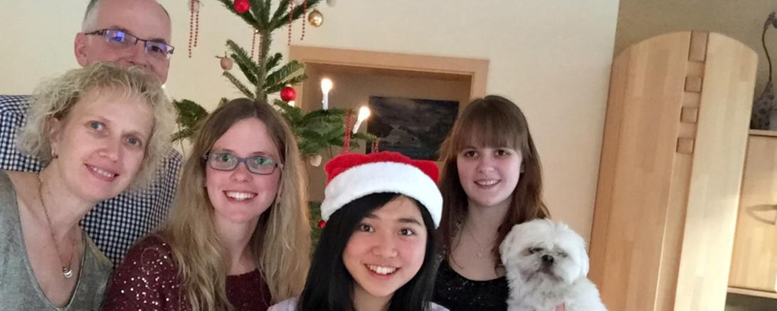 Das Bild zeigt eine Weihnachtsgastfamilie mit einer taiwanesischen Studentin. 