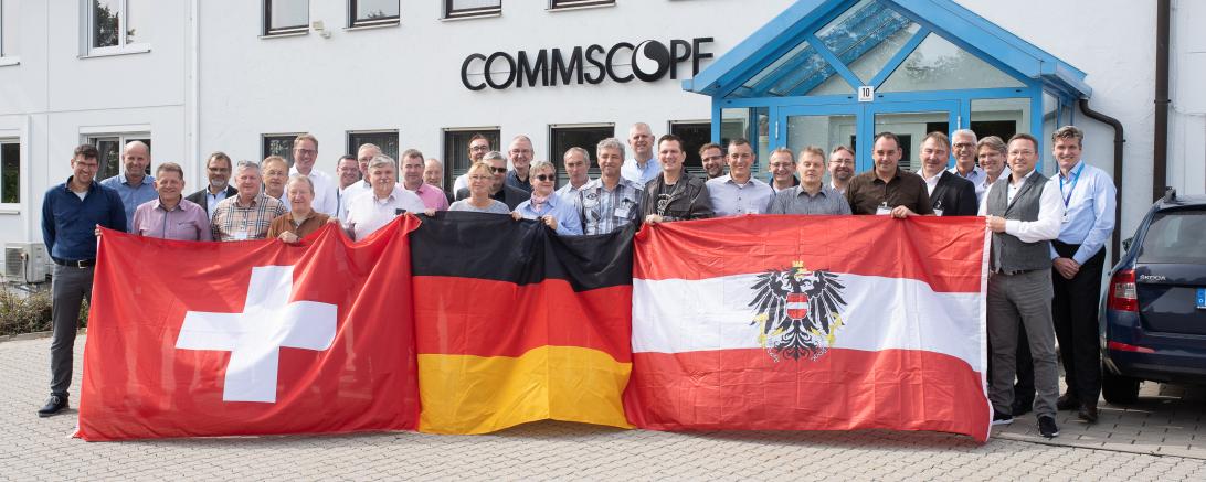 Gruppe der Experten mit Andrew Mitarbeitern vor dem Firmengebäude in Buchdorf 