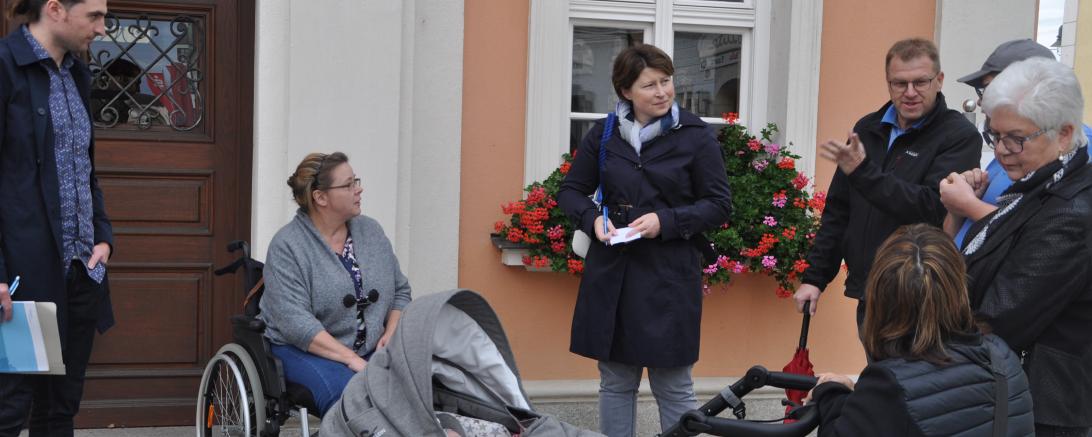 Das Bild zeigt einen Inklusionsrundgang von Menschen mit Beeinträchtigung in der Blumenstadt