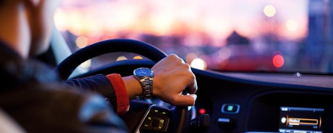 Das Bild zeigt einen Mann beim Autofahren