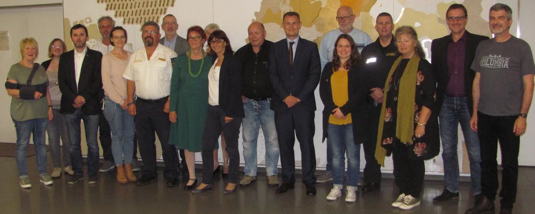 Das Bild zeigt ein Gruppenfoto des Ehrenamtlichentreffen in der Justizvollzugsanstalt Niederschönenfeld