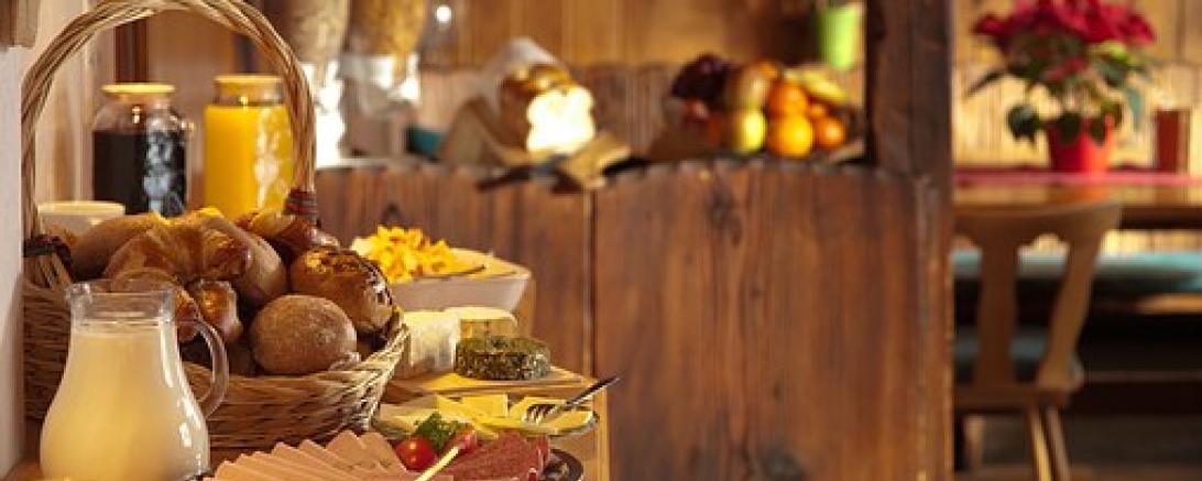 Das Bild zeigt einen Frühstückstisch