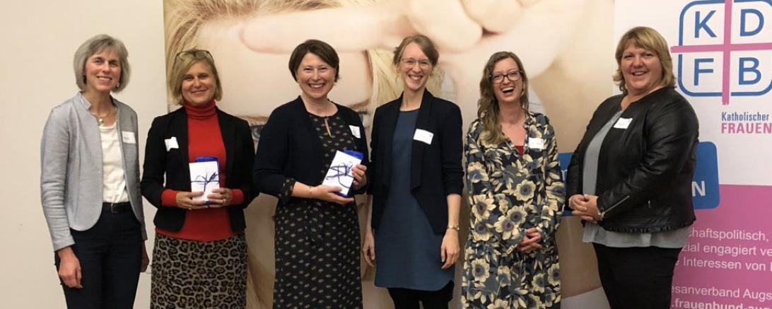 Aktive Politikerinnen diskutieren auf Einladung des KDFB Diözesanverband Augsburg mit einem interessierten Publikum. Von links: KDFB Bildungsreferentin Maria Hierl, Dr. Simone Strohmayr, Claudia Marb, Eva Lettenbauer, Susanne Zehentbauer, KDFB Diözesanvorsitzende Ulrike Stowasser.