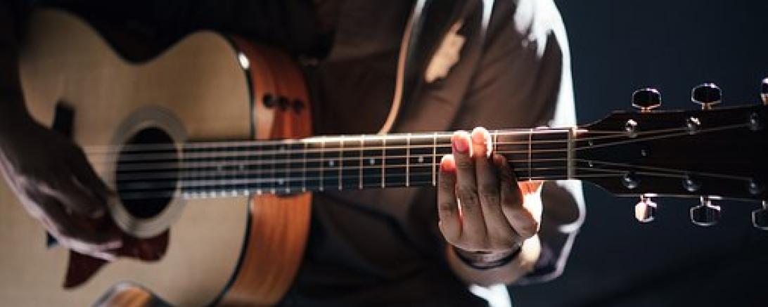 Das Bild zeigt einen Gitarrenspieler