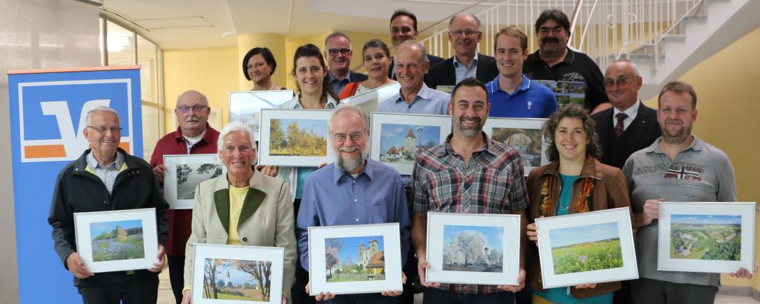 Zum Gruppenbild versammelten sich die Sieger und Vereinsvertreter: Maximilian Büchler (Verein für Gartenbau und Landespflege Hohen- und Niederaltheim), Bernd Holzmeier (Schützengilde Hausen-Seglohe), Johannes Roser (SC Wallerstein), Erich Rieder (Rieser Naturschutzverein), Fritz Wolfinger (Edelweißclub Forheim), Heinz Friedl (Schwäbischer Albverein Nördlingen), Michael Walter (Oettinger Film- und Fotofreunde), Katja Maier (Freiwillige Feuerwehr Belzheim), Heidi Källner (Rieser Naturschutzverein), Hildegard 