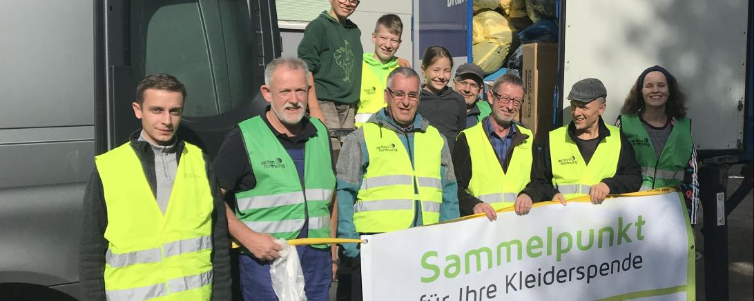 Auf dem Bild freut sich die große Helfergruppe aus der Pfarreiengemeinschaft Donauwörth über das gute Ergebnis der Kleidersammelaktion.