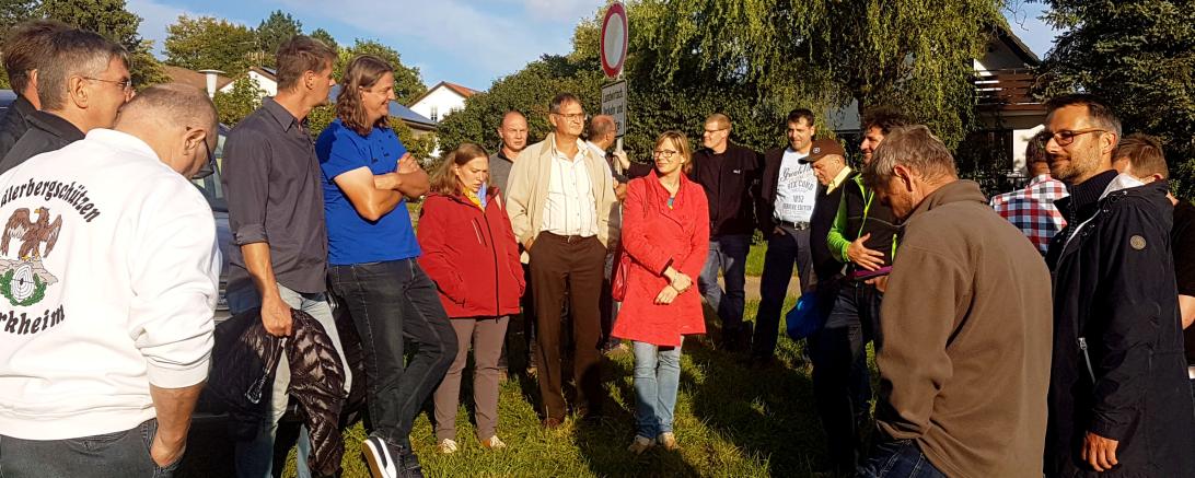 Das Bild zeigt Steffen Höhn und die CSU-Stadträte/Vorstandschaft im Gespräch mit Vertretern aus Herkheim