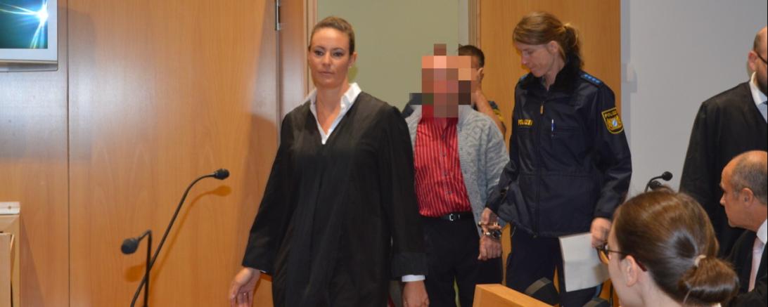 Das Bild zeigt den Angeklagten, als er in den Gerichtssaal hereingeführt wird. 