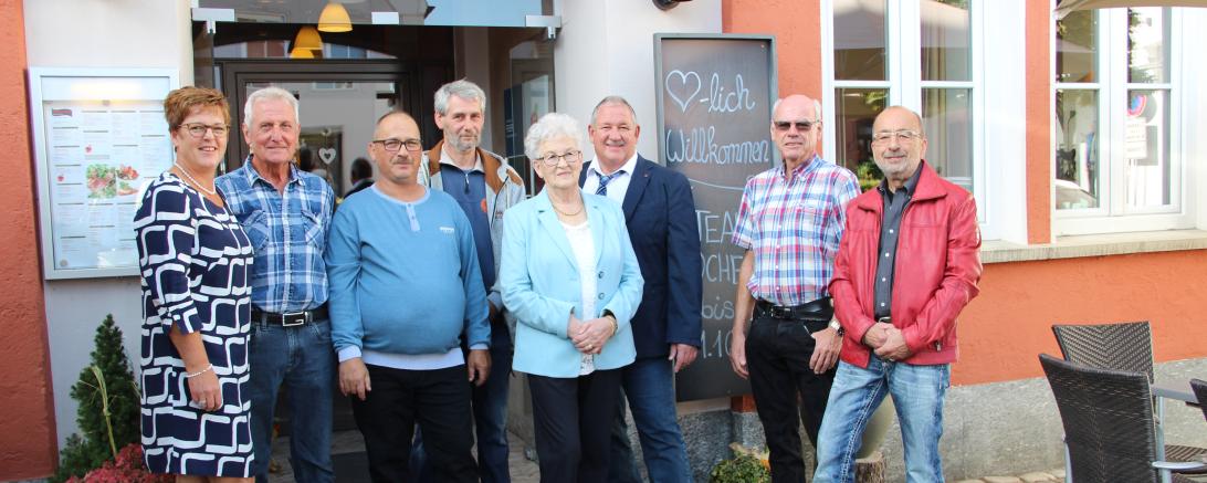 Von links: Regina Michel, Hermann Zizlsperger, Richard Knöferle, Alwin Ertl, Wally Michel, Thomas Michel, Heinz Hannig und Stephan Rother.