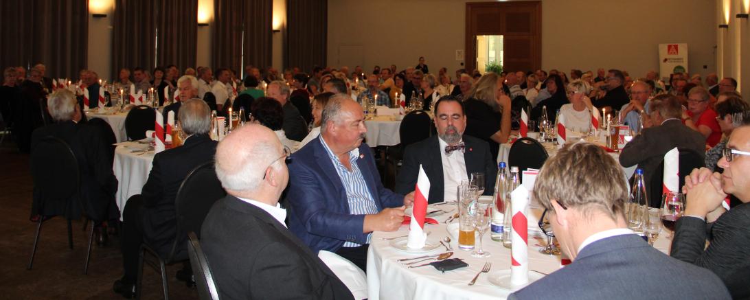 Das Bild zeigt die Jubilarfeier langjähriger Mitarbeiter der IG Metall Augsburg